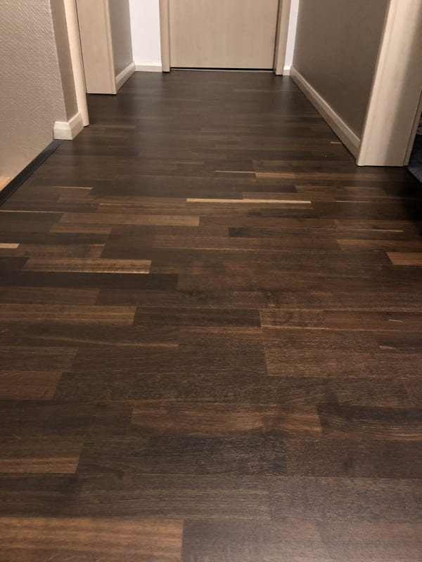 Laminatboden in heller Wohnung